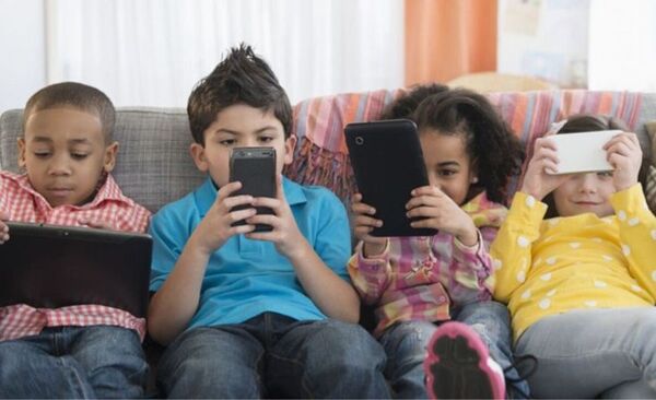 Entre a presença e a tela: quem acompanha a infância?